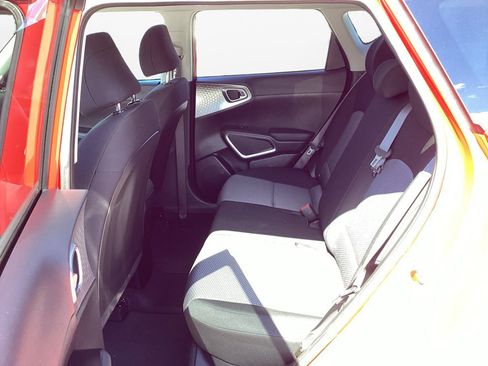 Used 2023 Kia Soul LX w/ LX Technology Package FWD image 16