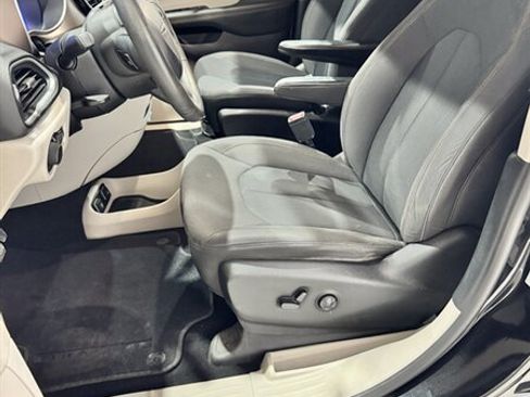 Used 2017 Chrysler Pacifica Touring w/ Tire & Wheel Group image 6