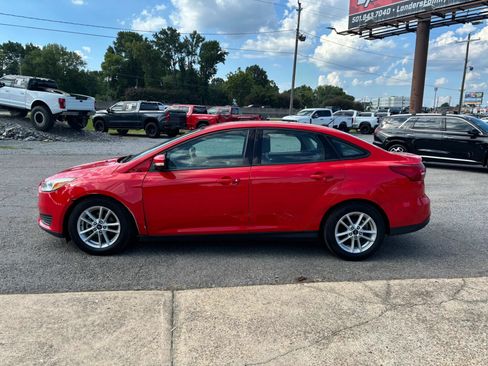 Used 2017 Ford Focus SE FWD image 2