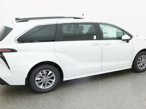 New 2026 Toyota Sienna XLE FWD image 18