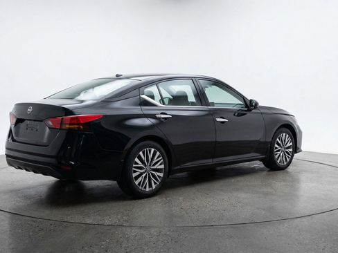 Used 2025 Nissan Altima 2.5 SV FWD image 9