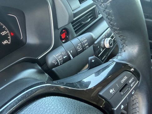 Used 2025 Honda Pilot Touring image 17