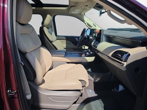 Used 2024 Lincoln Navigator Premiere AWD/4WD image 15