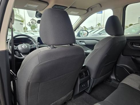Used 2025 Nissan Rogue SV FWD image 17