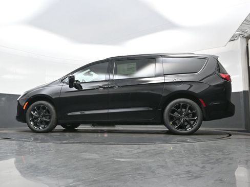 New 2027 Chrysler Pacifica Limited AWD/4WD image 16