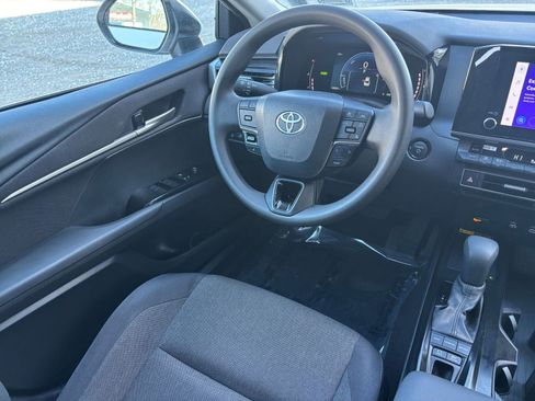 Used 2025 Toyota Camry LE image 30