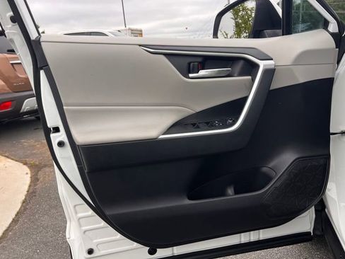 Used 2020 Toyota RAV4 XLE FWD image 10
