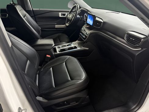 Used 2021 Ford Explorer XLT w/ Equipment Group 202A AWD/4WD image 17
