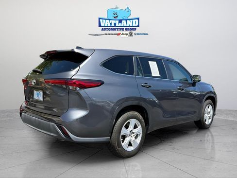 Used 2023 Toyota Highlander LE FWD image 5