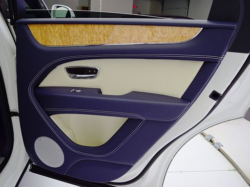 New 2025 Bentley Bentayga Plug-In Hybrid image 41