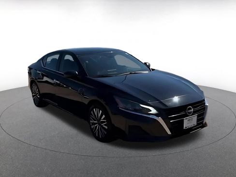 Used 2025 Nissan Altima 2.5 SV FWD image 3