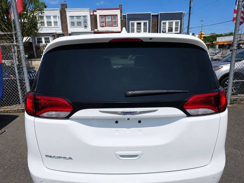 Used 2018 Chrysler Pacifica Touring-L FWD image 5
