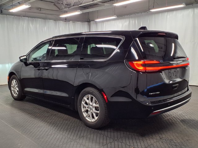 Used 2024 Chrysler Pacifica Touring-L FWD image 2