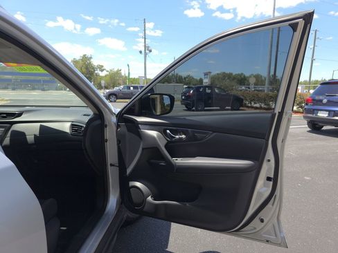 Used 2020 Nissan Rogue SV FWD image 11