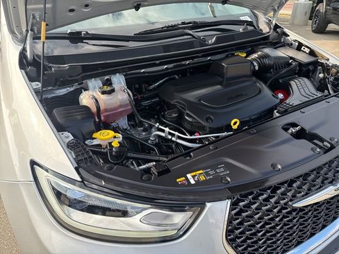 Used 2024 Chrysler Pacifica Limited image 26