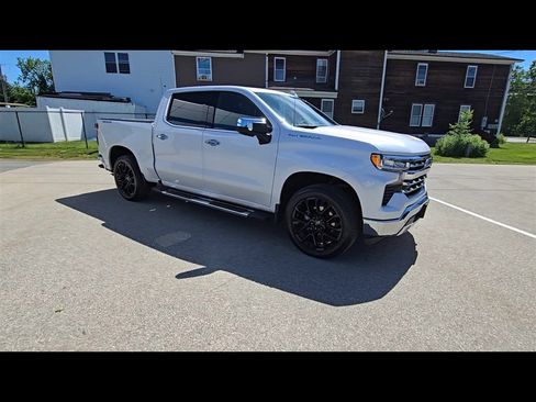 Used 2025 Chevrolet Silverado 1500 LTZ AWD/4WD image 2