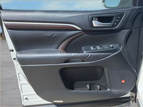 Used 2016 Toyota Highlander Limited FWD image 12