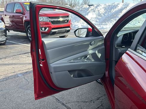 Used 2025 Hyundai Elantra SEL image 11