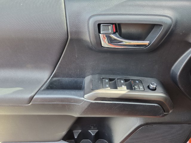 Used 2018 Toyota Tacoma TRD Off-Road AWD/4WD image 17