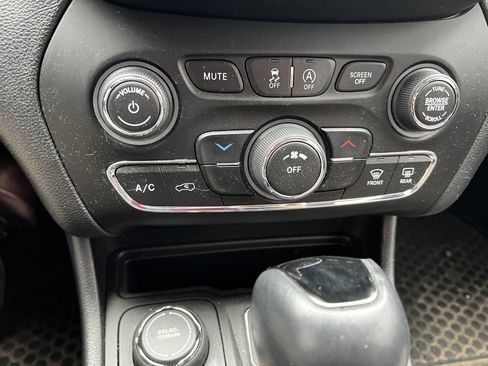 Used 2019 Jeep Cherokee Latitude Plus image 19