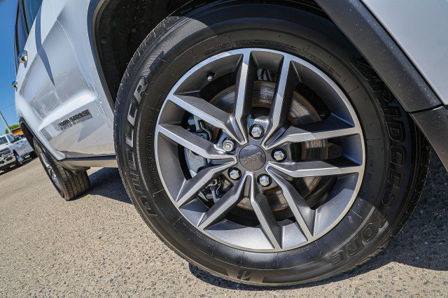 Used 2022 Jeep Grand Cherokee Limited AWD/4WD image 2