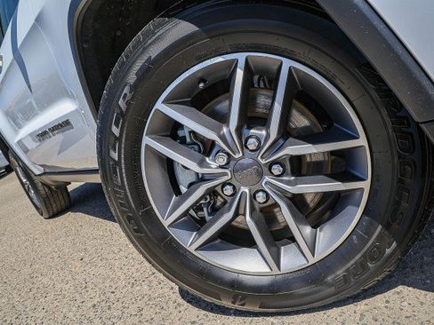 Used 2022 Jeep Grand Cherokee Limited AWD/4WD image 2