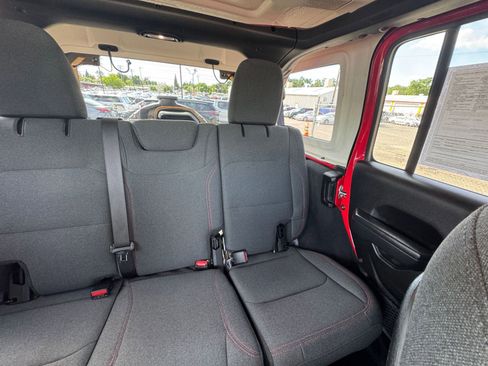 Used 2025 Jeep Wrangler Unlimited Rubicon image 36