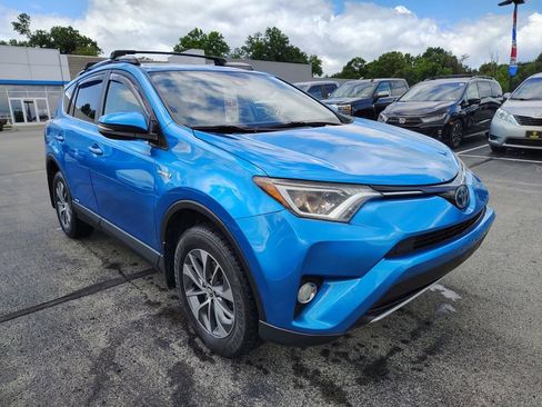 Used 2018 Toyota RAV4 XLE AWD/4WD image 3
