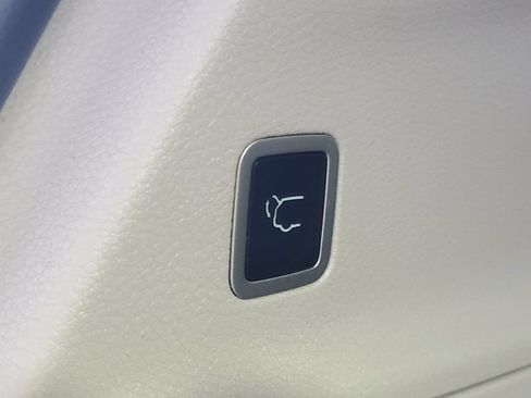 Used 2023 Chrysler Pacifica Touring-L FWD image 32