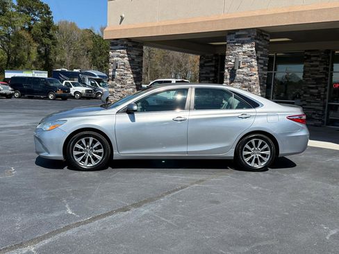 Used 2015 Toyota Camry XLE image 2
