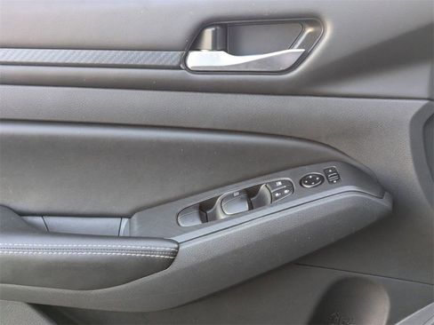 Used 2024 Nissan Altima 2.5 SV image 11
