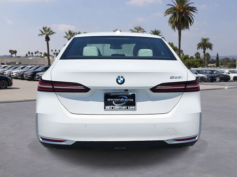 Used 2025 BMW 530i w/ Premium Package RWD image 6