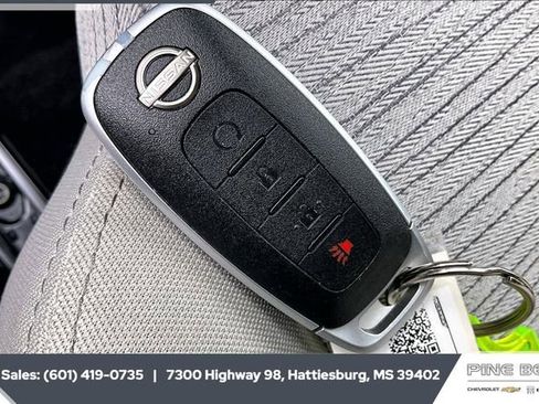 Used 2023 Nissan Rogue SV image 9