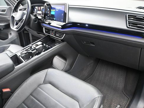 Certified 2024 Volkswagen Atlas Cross Sport SEL R-Line AWD/4WD image 19