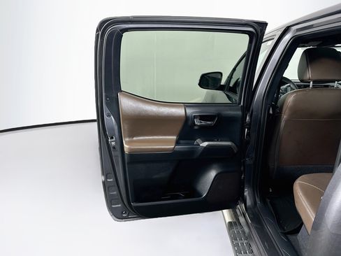 Used 2017 Toyota Tacoma Limited w/ Tow Package AWD/4WD image 28