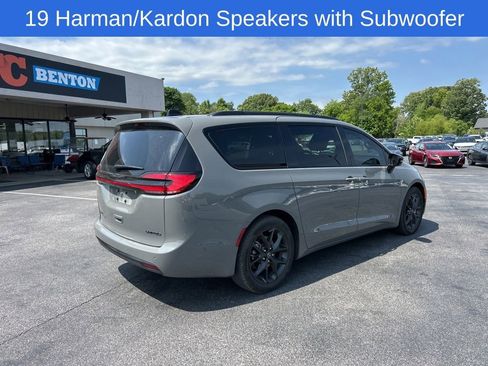 Used 2025 Chrysler Pacifica Limited w/ Uconnect Theater Family Group FWD image 4