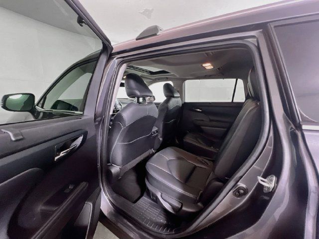 Used 2021 Toyota Highlander XLE FWD image 21