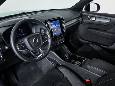Certified 2025 Volvo XC40 B5 Plus AWD/4WD image 6