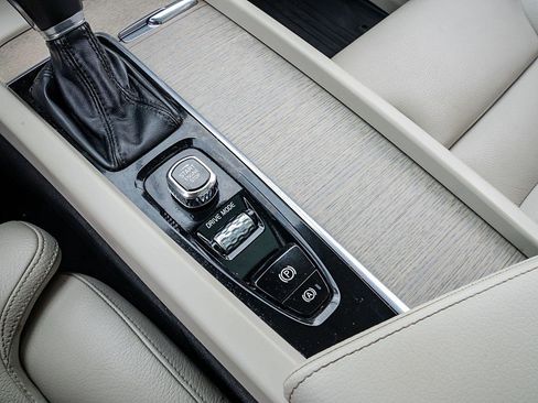 Used 2020 Volvo XC60 T6 Inscription w/ Protection Package Premier image 27