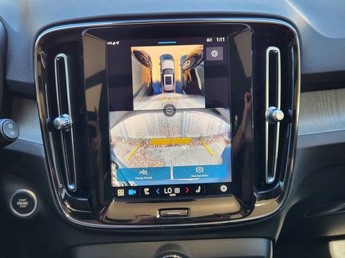 Used 2024 Volvo XC40 B5 Plus w/ Climate Package image 17