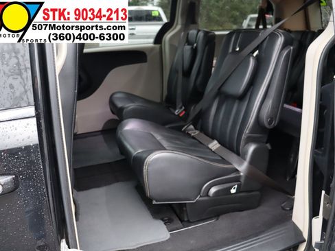 Used 2014 Chrysler Town & Country Touring image 13
