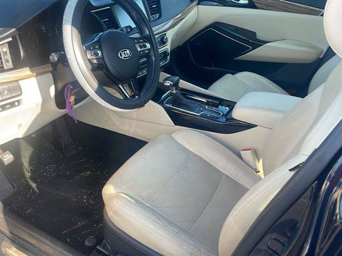 Used 2017 Kia Cadenza Premium w/ Luxury Package FWD image 12