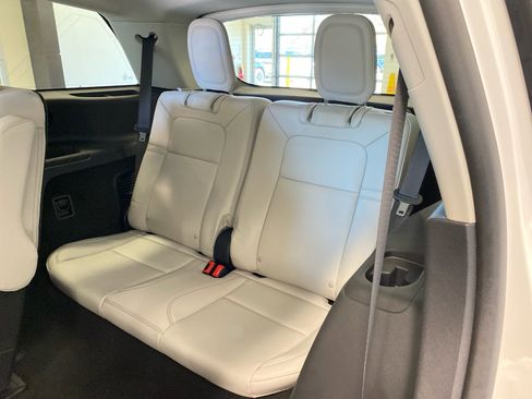 Certified 2025 Lincoln Aviator AWD image 10