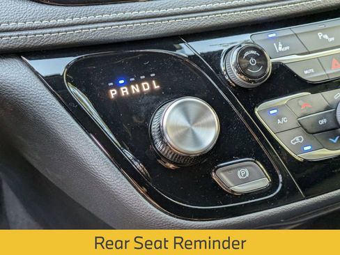 Used 2025 Chrysler Pacifica Select image 25