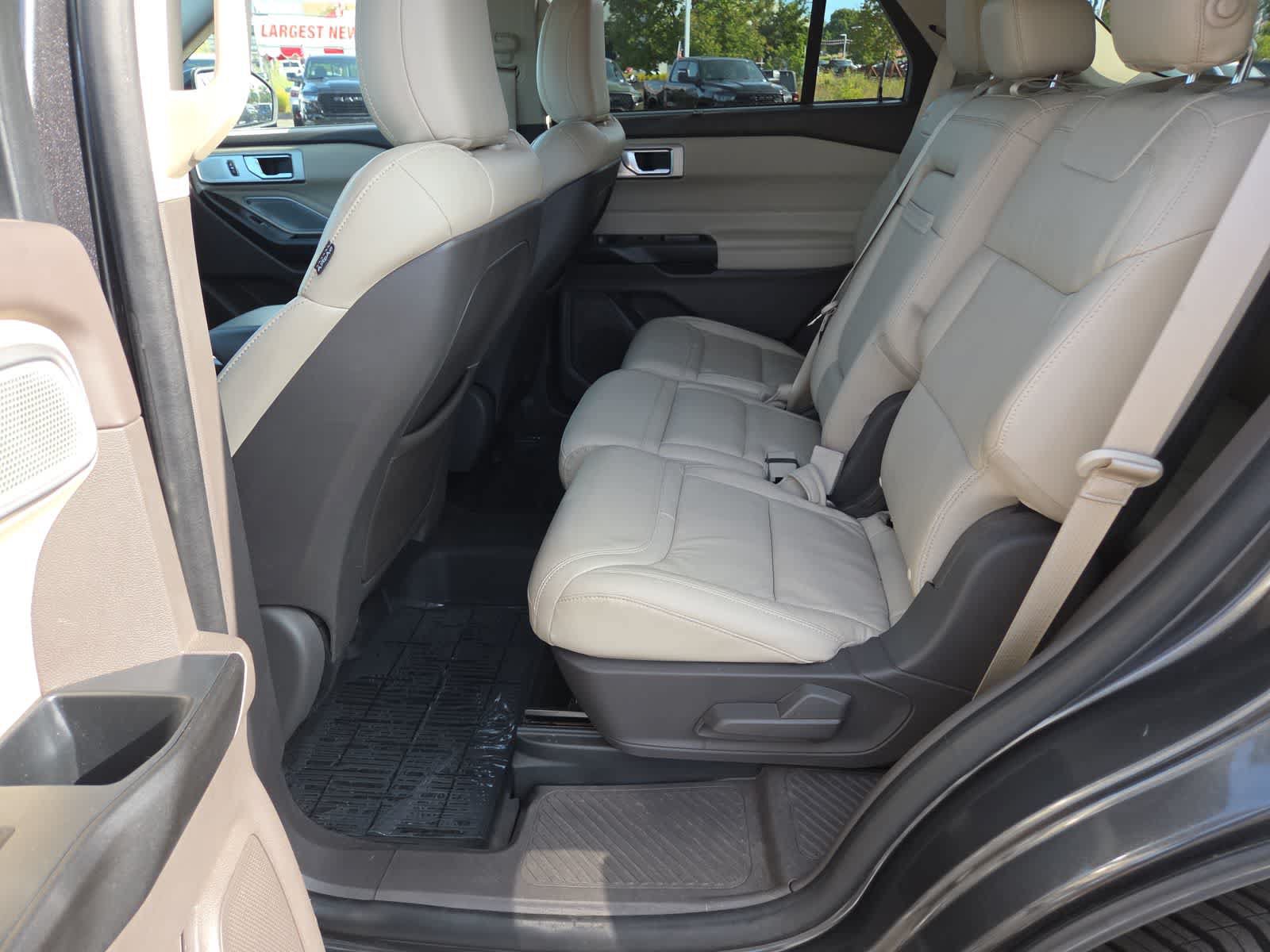 Used 2020 Ford Explorer Platinum w/ Premium Technology Package AWD/4WD image 21