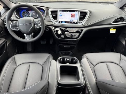 New 2026 Chrysler Pacifica Select image 16