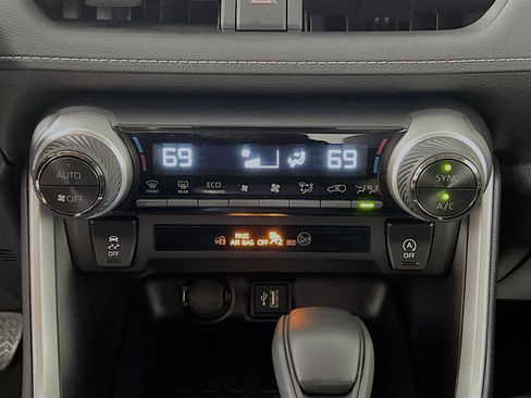 Used 2025 Toyota RAV4 XLE image 26