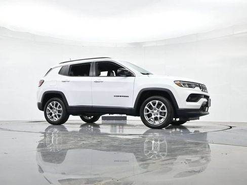Used 2023 Jeep Compass Latitude AWD/4WD image 31