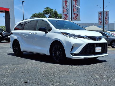 Used 2023 Toyota Sienna XSE FWD image 4
