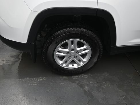 Used 2024 Jeep Grand Cherokee Laredo w/ MOPAR Finishing Package image 11